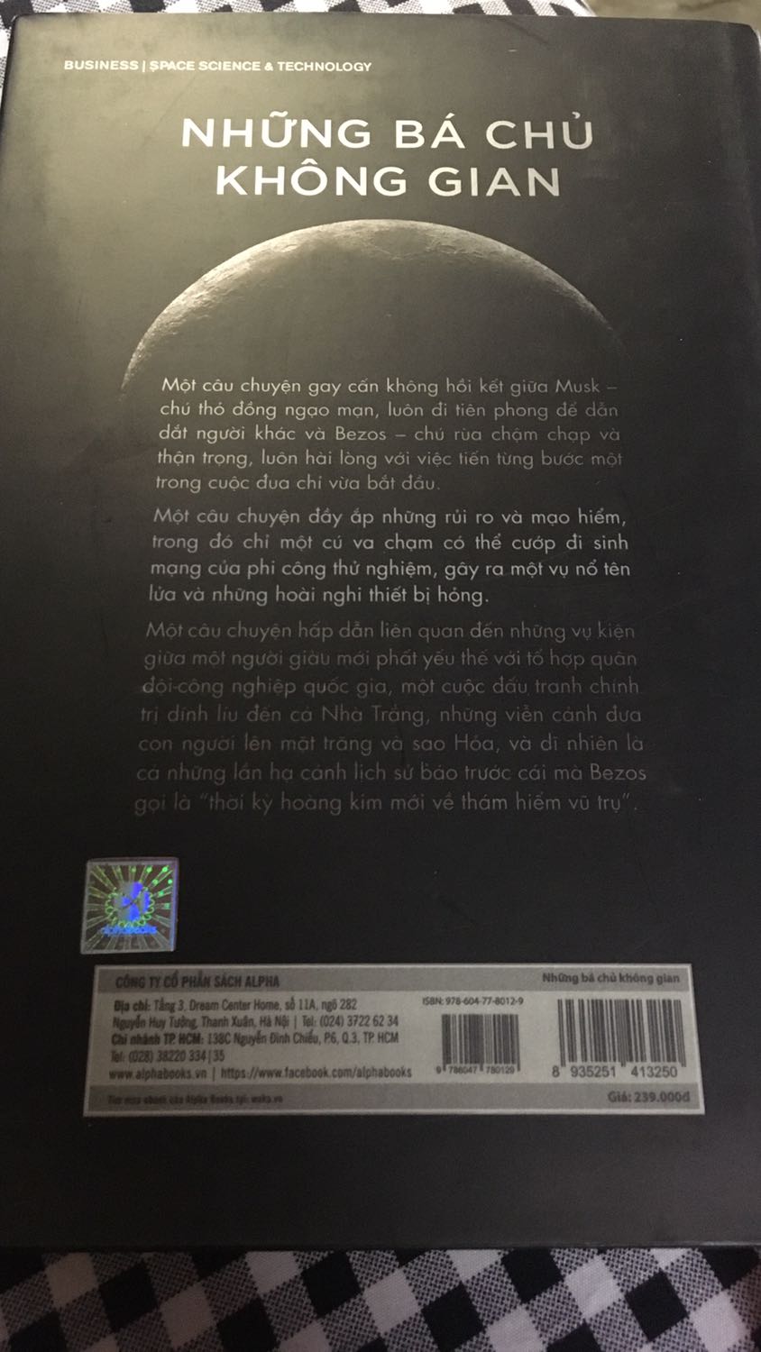 Sách to,nội dung hay chi tiết. Có điều nhìn có vẻ cũ, không có bookcare,sách bị trầy.