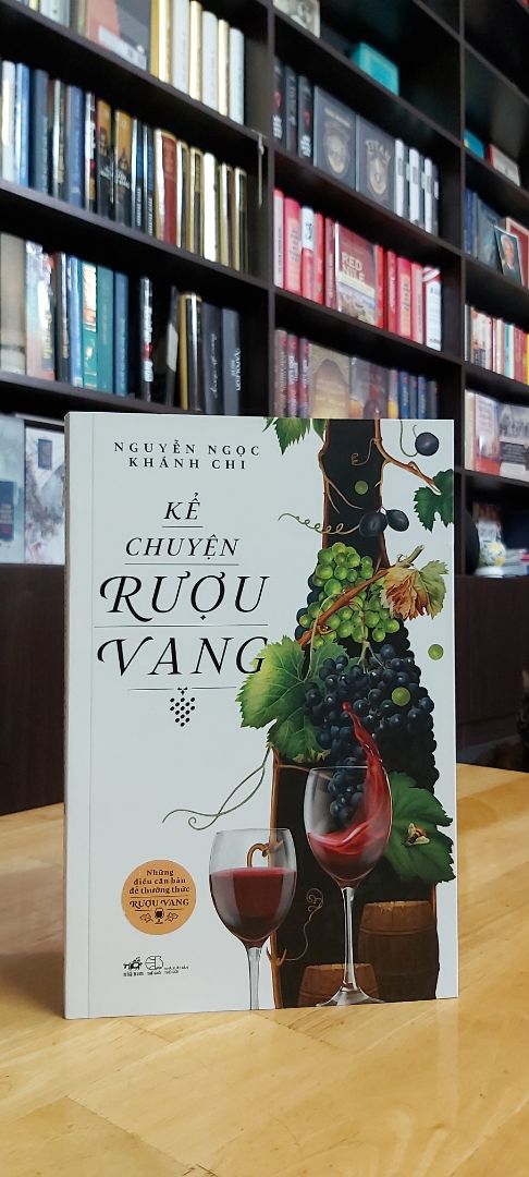 "Được viết bởi một người đam mê rượu vang (người yêu rượu), Chuyện rượu vang dẫn dắt từ lịch sử rượu vang, giới thiệu các loại rượu vang, các loại rượu nho, quy trình làm rượu, đặc điểm của cựu lục địa và tân  thế giới, đến cách thưởng thức rượu vang, cách bảo quản, cách phân phối đồ ăn sao cho phù hợp, để rượu phố trưng bày hết vị trí của mình.  Đồng thời sách giới thiệu các dòng rượu vang nổi trên thế giới, các bảng xếp hạng, các dòng rượu danh tiếng dành cho những ai muốn đi sâu vào thế giới ngây thơ.  Những chiếc bình chọn về sommélier, rượu vang và phái đẹp, rượu và sức khỏe, rượu và tri âm càng làm câu chuyện thêm đậm đà phong phú."
Sách đẹp, chất lượng giấy in tốt. Nhiều hình minh họa màu.
Dịch vụ Tiki tiện ích và dành nhiều ưu đãi cho KH. TikiNOW giao hàng freeship trong vòng 2h. Like &Thanks!