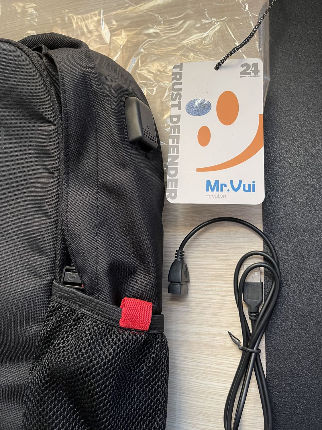 Balo đẹp, có ngăn chống sốc cho laptop và ipad, cổng sạc usb nếu ko xài có thể rút cáp ra cho đỡ vướn