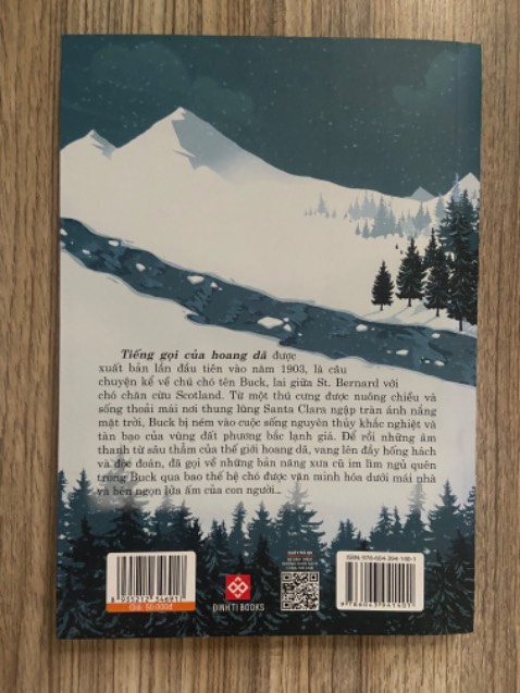 Sách giá bìa 50k nên không được bọc seal, chỉ sai chính tả 1-2 chỗ, bị phai mực nhiều chữ theo dòng, một vài chỗ dính bẩn ít. 
   Văn phong dễ đọc, lối viết hấp dẫn khiến người đọc như đang thực sự chìm vào thế giới băng tuyết hoang dã đầy hiểm nguy ở Alaska. Qua tác phẩm, tác giã đã khắc họa sống động cuộc sống mạo hiểm gian truân của cuộc hành trình phương Bắc của Buck và các chú *** khác khi phải làm *** kéo xe trượt tuyết cho những người đi tìm vàng và đưa thư thế kỷ XX. Từ chú *** cưng của ngài Miller đến tìm về sự hoang dã xa xưa của tổ tiên và đi theo tiếng gọi của loài sói khi đã mất hết liên kết với con người, Buck từ chú *** của thế giới văn minh đã triệt để trở thành thủ lĩnh của bầy sói trong rừng, đánh thức sự hoang dã khát máu xa xưa ẩn náu trong mình. 
    Sách hay, tác phẩm kinh điển đã được chuyển thể thành phim, NXB không biết tại sao lại lấy tên là “Tiếng gọi của hoang dã” mà không phải là “Tiếng gọi nơi hoang dã” như bao người vẫn biết, các đầu sách khác và kể cả phim? Nhưng với 50k là quá rẻ cho một cuốn sách hay thế này nên không dám đòi hỏi gì thêm. Nên mua đọc nhé các bạn!