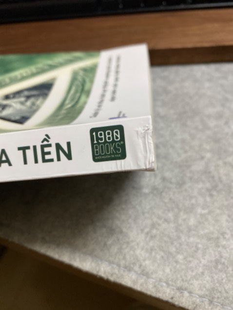(*) Đánh giá không tính điểm
Sách thì đắt tiền mà không đóng gói vào đc cái hộp giấp làm móp méo 1 quyển sách đẹp. Tệ!