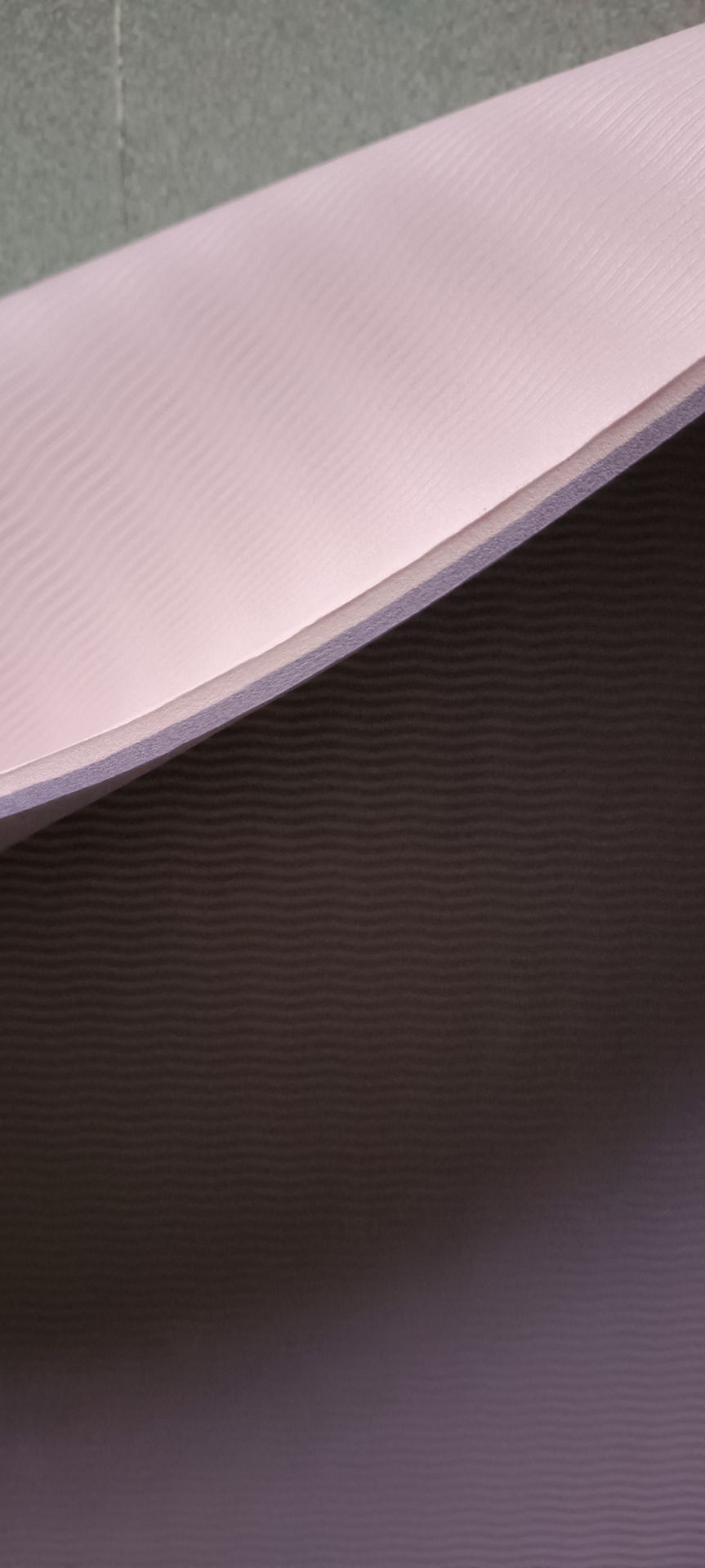 thảm dày, độ bám khi tập ok, tuy nhiên mùi nhựa hôi lúc nằm tập hơi khó chịu, mang đi chùi rửa xà phòng có giảm nhưng vẫn còn