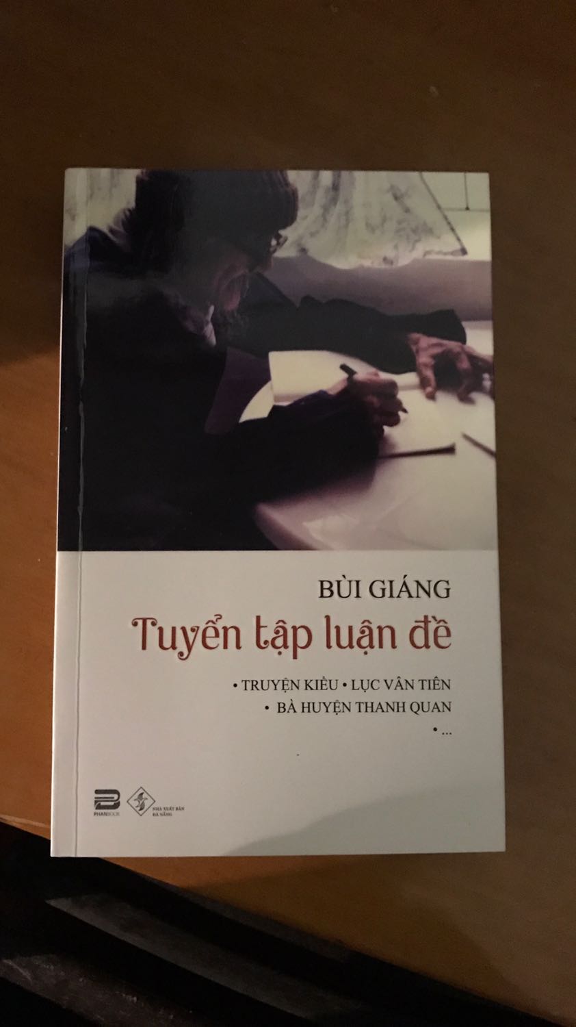 sách rất đẹp, ý là ruột giấy ko bị quăn, gáy có keo giày chắc, khi mở bìa sách có nếp bìa để mở nên cầm vững tay hơn, đại khái vậy, thêm nữa là giấy của quyển sách bên trong bị quăn do in ấn và những lỗi ấy bị in phẳng luôn.