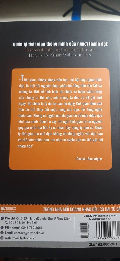 Giao nhanh, đóng gói rất cẩn thận và được tặng thêm đánh dấu sách nữa. Sách không có bị trầy và vẫn còn nhiều vẹn