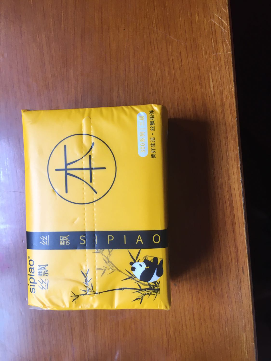 Hàng ko chuẩn, tôi chụp 2 sản phẩm: mày vàng nhạt là sản phẩm tôi đã mua ở *** và dùng nhiều lần trước đây. Lần này tôi mua của Tiki thì hàng giao đến màu vàng đậm. Chất lượng giấy ko dai, đóng gói bao bì của tệp giấy nhìn lệch chứng tỏ hàng fake, khi xé thử đường cắt của nilong thì bị rách. Nếu là loại hàng chuẩn thì đường viền để xé đó sẽ rất dễ xé