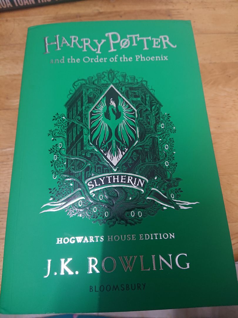 Cuốn thứ 5 trong series. Quyển này dày nhất mà sao giá bán lại rẻ hơn cả quyển số 4. Chưa đọc xong quyển 2 nữa nhưng mua để sưu tầm để dành đọc