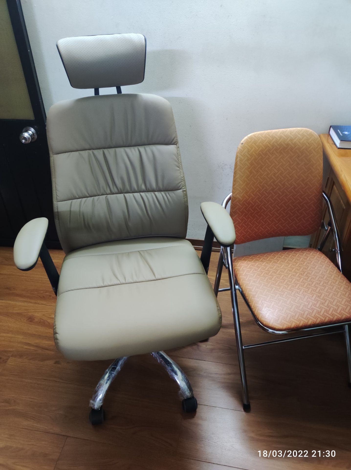 Hàng đẹp, ghế khá to, bên ngoài màu sắc kem đẹp, da mịn