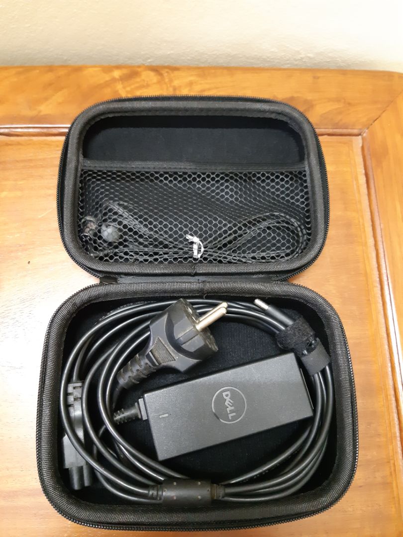 Sp rất cứng cáp và đẹp ạ. Khóa kéo trơn, mặt trong nhung mềm. Mình dùng đựng dây sạc laptop và tai nghe rất gọn. Cảm ơn shop.