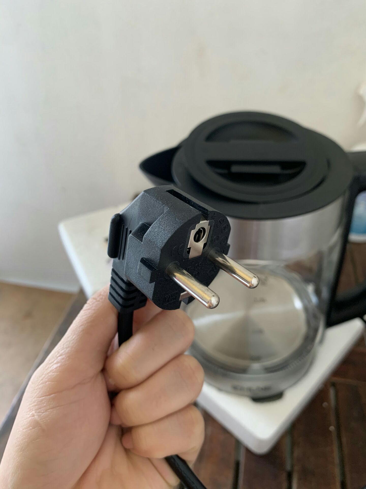 Ấm siêu tốc thuỷ tinh sợ giao hàng về bị nứt vỡ, nhưng shop bọc cẩn thận, giao hàng lại nhanh ổ cắm 2 chấu nên rất thuận tiện. Có cả thẻ bảo hành 2 năm, shop phản hồi tin nhắn rất nhanh nên thấy rất ưng ý vì thái độ phục vụ. Tầm giá này mua được ấm tốt mà còn đẹp như này là quá ok. Cho shop 5 sao lần sau ghe ủng hộ nữa nhé