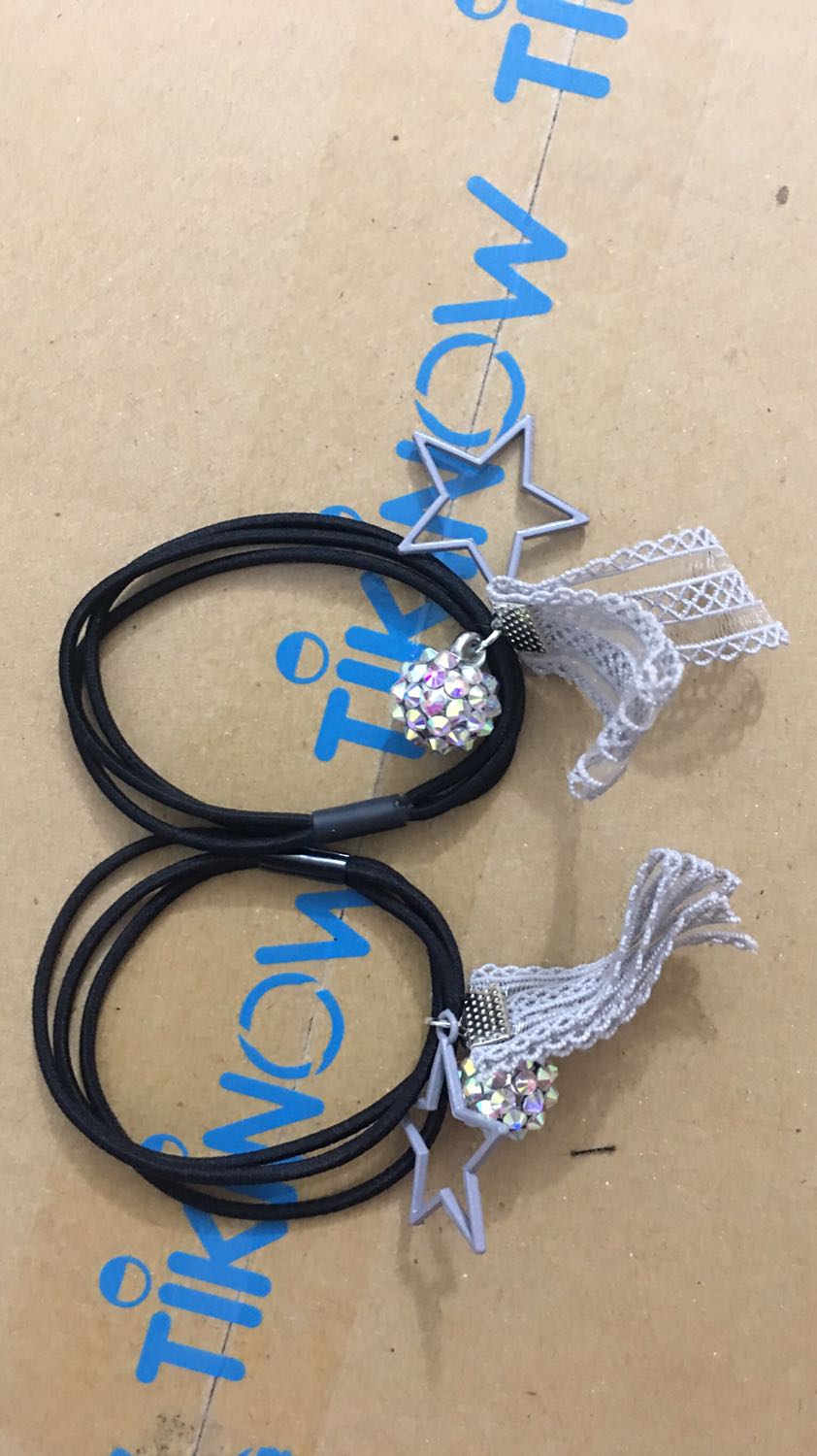 Nói chung dây buộc tóc cũng đẹp, đủ 9 dây cột nhưng shop kiểm ko đủ mẫu cho mình, có 2 mẫu bị trùng nhau. Mà hình như bị trùng mẫu ko thích lắm.