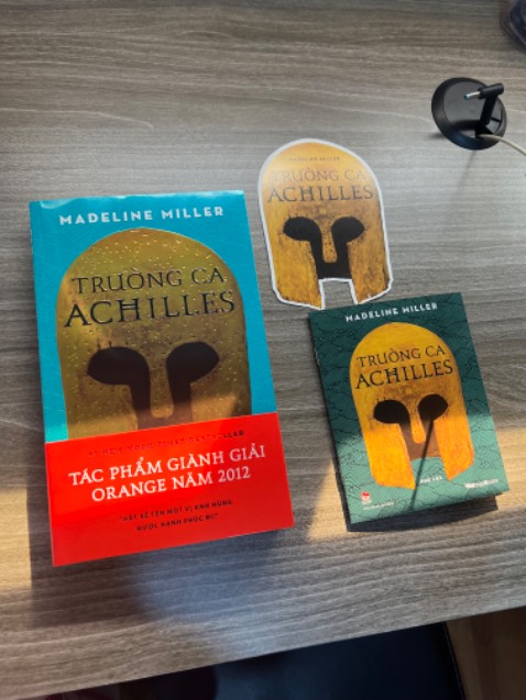 Đặt sách ở tiki thì ko lo về đóng gói sách chỉnh chu rồi. Tất cả đều mới và bookmark vs phụ lục đều đẹp xỉu nhé, sách hơi dài nên mình để tủ lớn. Phần nội dung được booktok giới thiệu quá trời hay nên mình mong chờ. Mình có phần khó tính vs cũng ko hay đọc tình cảm nên thấy phần nd ổn áp. Đúng là câu từ rất thơ và cách xây dựng vô cùng hợp lý trong bối cảnh Hy Lạp cổ đại. Mình đánh giá là 4,5/5 nhe
* mà hình như tiki ko đăng vd đc ạ 😅🥹 định đăng vd unbox mà ko bao giờ đc