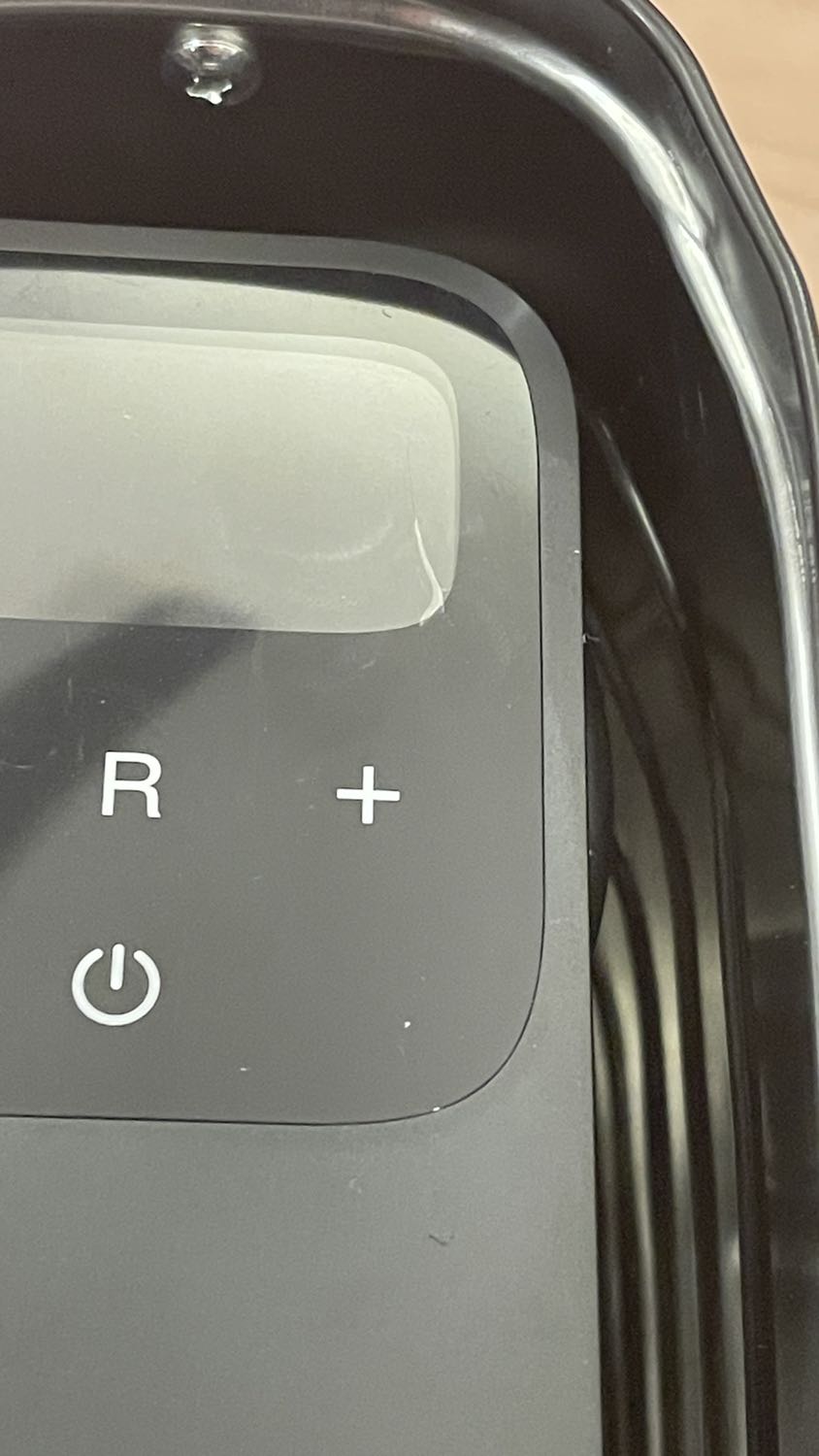 Tôi nhận hàng đã bị xước bề mặt của sản phẩm như hình. Ko rõ hình thức đổi trả thế nào vậy?