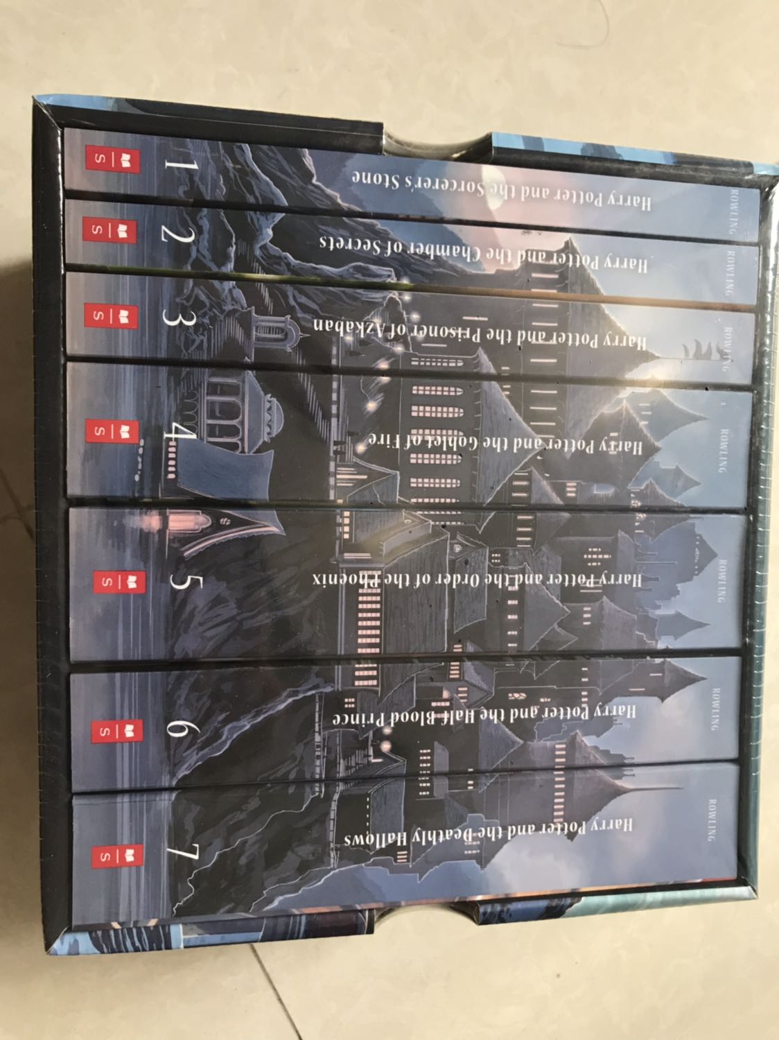 Nhờ đợt sale 9/9 thêm dịch vụ của zalopay mà mình mua bộ này hết có 516k, tiki giao hàng quá nhanh, chưa tới 2 tiếng là có rồi. Sách đẹp, giấy trắng, box tuy ko đẹp như bộ kia nhưng với mức giá vậy là ok lắm rồi