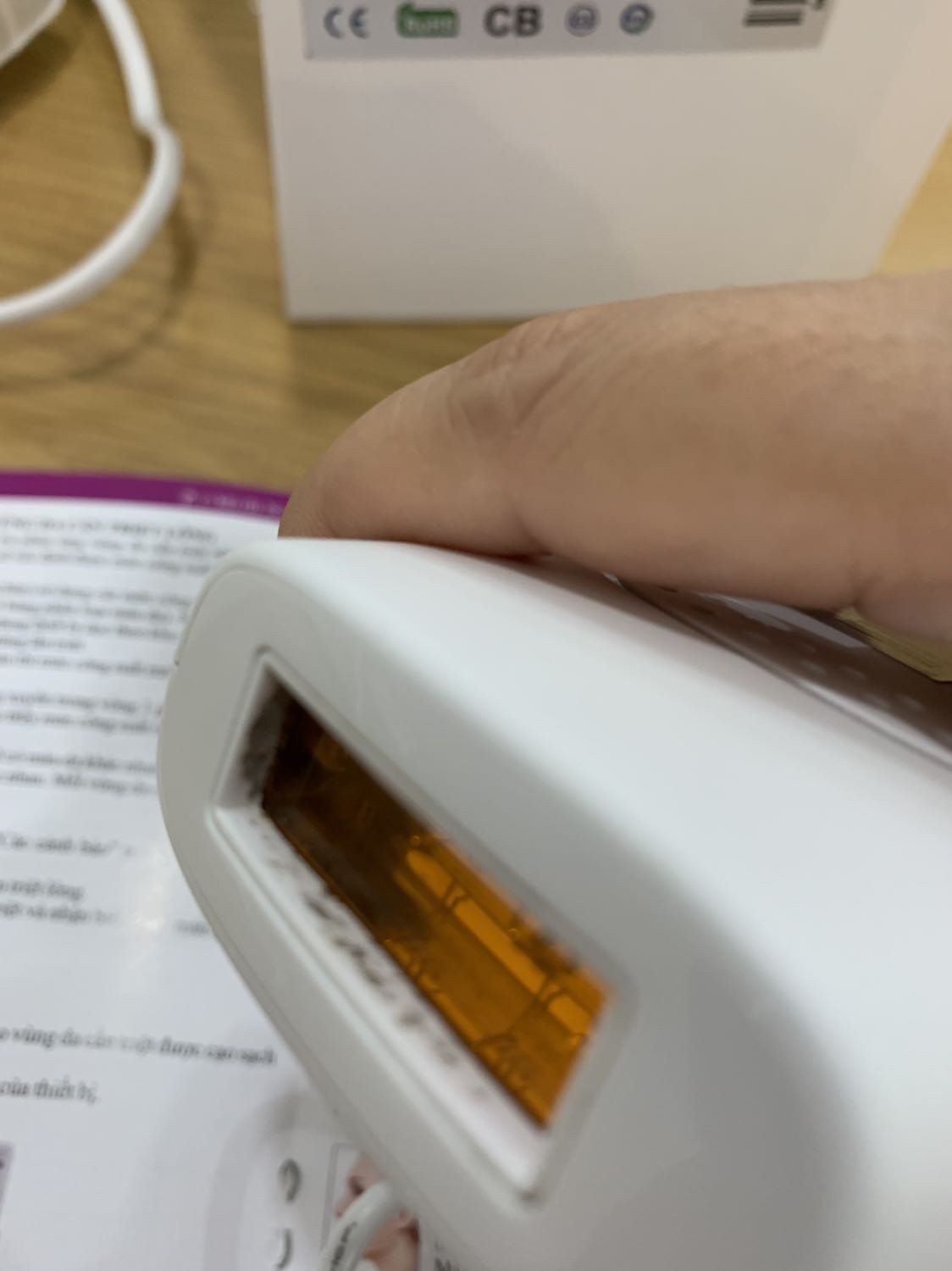 Chào Tiki, vui lòng xử lý trường hợp này giúp mình, mình vừa nhắn tin bảo hành xong mới phát hiện đầu xung có dấu hiệu tháo ra dán lại, đồng thời mình đa kiểm tra sản phẩm bằng cách sử dụng thử thì không sử dụng được, không có tia bắn nào phát ra từ máy.
Vui lòng hoàn trả tiền giúp mình vì có dấu hiệu *** đảo.