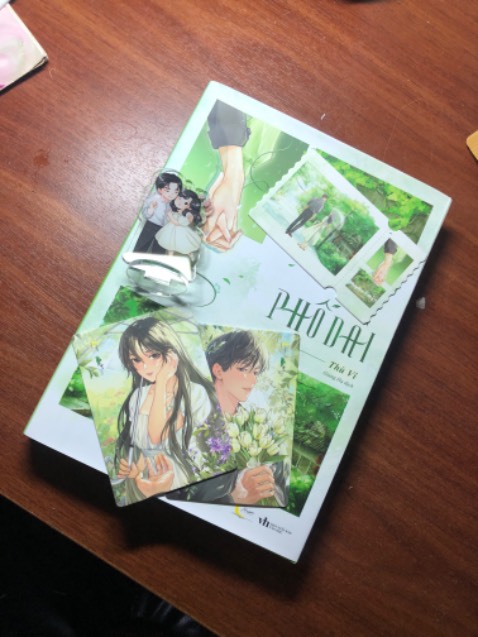 Gói kĩ nhưng mà vẫn bị móp vài chỗ huhu, truyện thì quá ok, biawf đẹp xinh