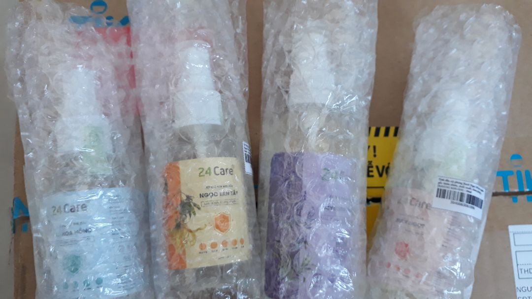 Bọc hàng có tâm quá, bọc từng chai một. Bên shop có mấy mùi lạ lạ từng thấy bán dạng tinh dầu xông chứ chưa thấy làm thành xịt bao giờ. Mua về xịt mỗi mùi mỗi kiểu phù hợp với mọi sở thích tha hồ lựa nha