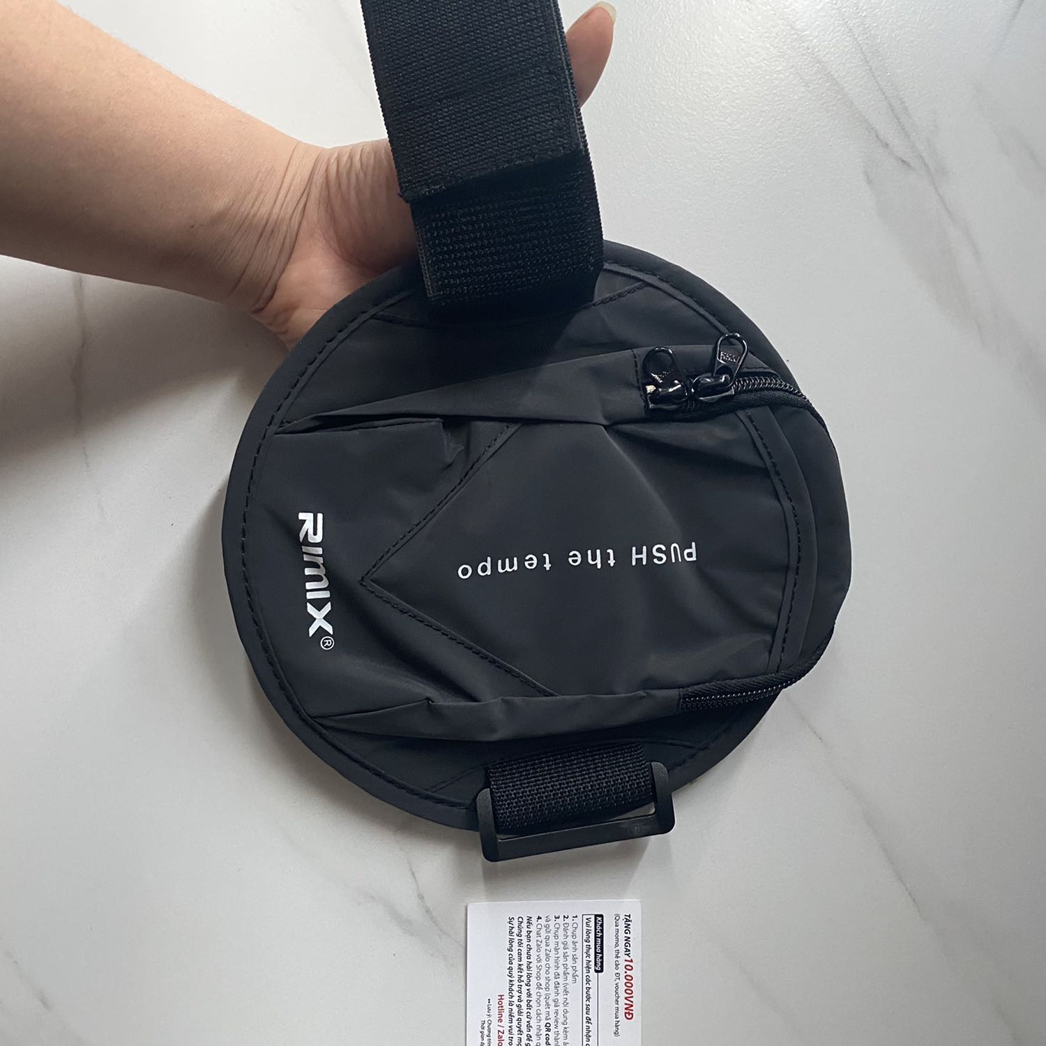 Tiki giao nhanh, đường may chắc chắn, vải đều màu, dây kéo mượt, chất liệu tốt, có 2 ngăn bên trong, đựng vừa đt to. ??????