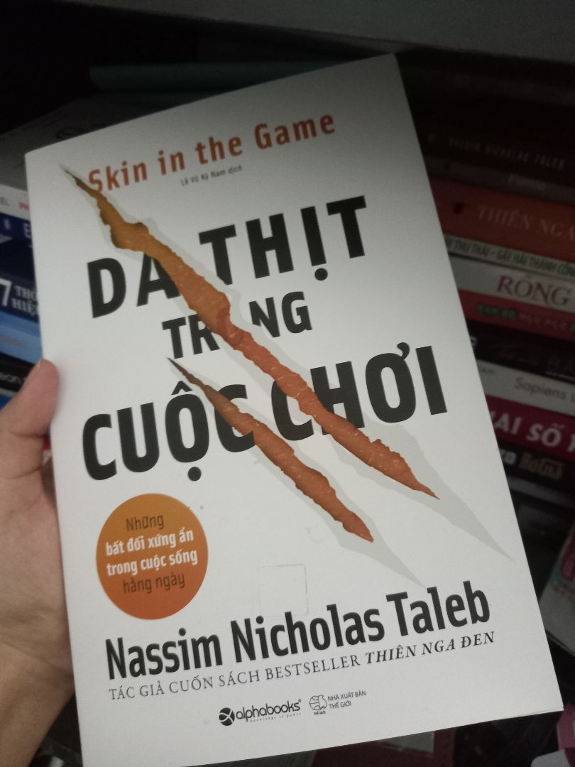 Cuốn sách này mang ý tưởng của về việc tất cả mọi người: các nhà đầu tư, doanh nhân, quan chức... đều có "da thịt trong cuộc chơi" , đóng góp vai trò trong kết quả. Chúng ta cần nhiều người hơn để gánh chịu hậu quả cho những gì họ làm. Trong kinh doanh, điều tồi tệ nhất có thể xảy ra là các cố vấn tài chính sẽ không bị ảnh hưởng gì nếu lời khuyên của họ khiến doanh nhân bị phá sản. Nếu họ phải chia sẻ với nhau thiệt hại trong những sự rủi ro tiềm tàng đó, bạn có nghĩ rằng mình có thể nhận được lời khuyên tốt hơn không?