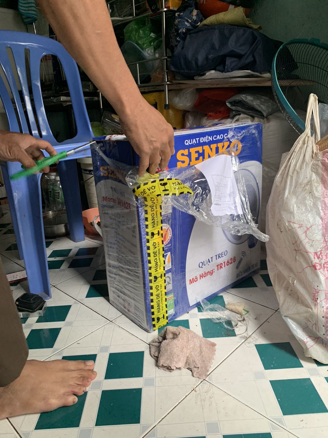 Quạt xịn , giá mềm. Tốt cho người làm biếng :))) nằm một chỗ bấm remote tắt mở khỏi ngồi dậy. Chế độ gió Sleep khá ngon , quạt xong ngưng rồi lại quạt. Êm ru. Điều khiển nhạy - gió mạnh - có đèn ngủ giống như mấy cây quạt đứng hồi xưa. Quạt xịn , giá mềm. Tốt cho người làm biếng :))) nằm một chỗ bấm remote tắt mở khỏi ngồi dậy. Chế độ gió Sleep khá ngon , quạt xong ngưng rồi lại quạt. Êm ru. Điều khiển nhạy - gió mạnh - có đèn ngủ giống như mấy cây quạt đứng hồi xưa.