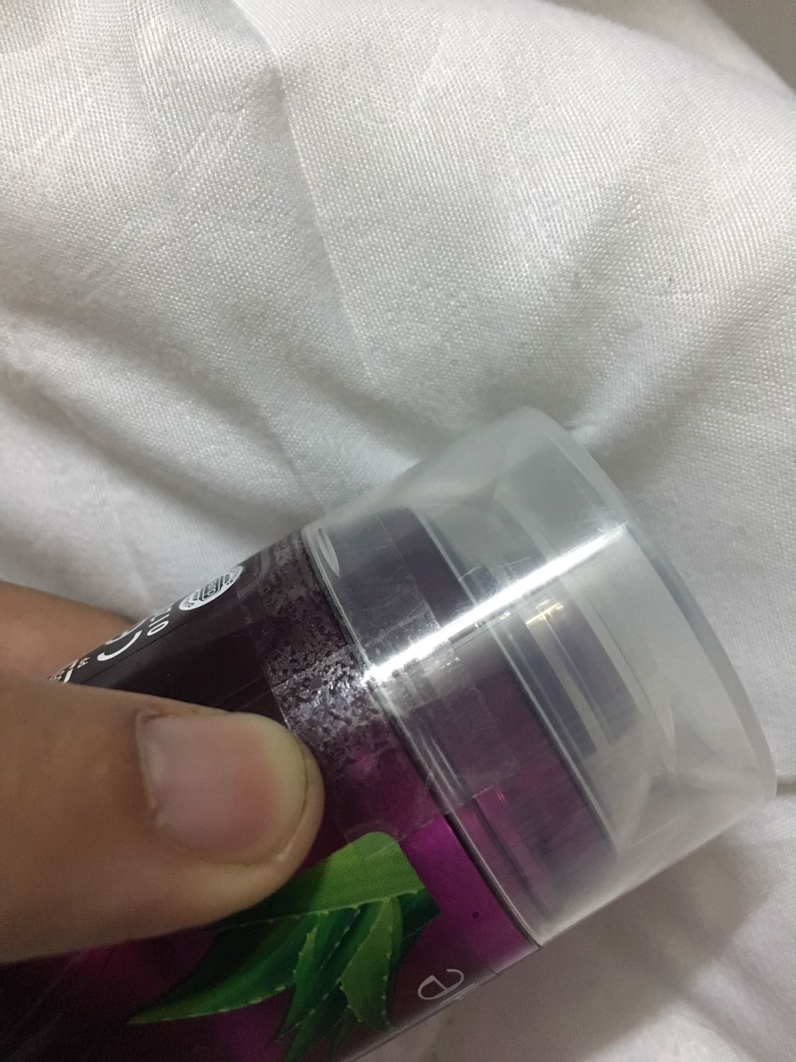 Thấy mọi người chê ko có tem niêm phong mình mở hộp thì thấy có băng dính dầy dán niêm phong mà. Có tem phụ nhà nhập khẩu DKSH nên cũng yên tâm hơn. Mùi thơm hăng hắc. Sử dụng thấy cũng ổn nhưng nhìn lọ đẹp nên thích hơn loại khác ?