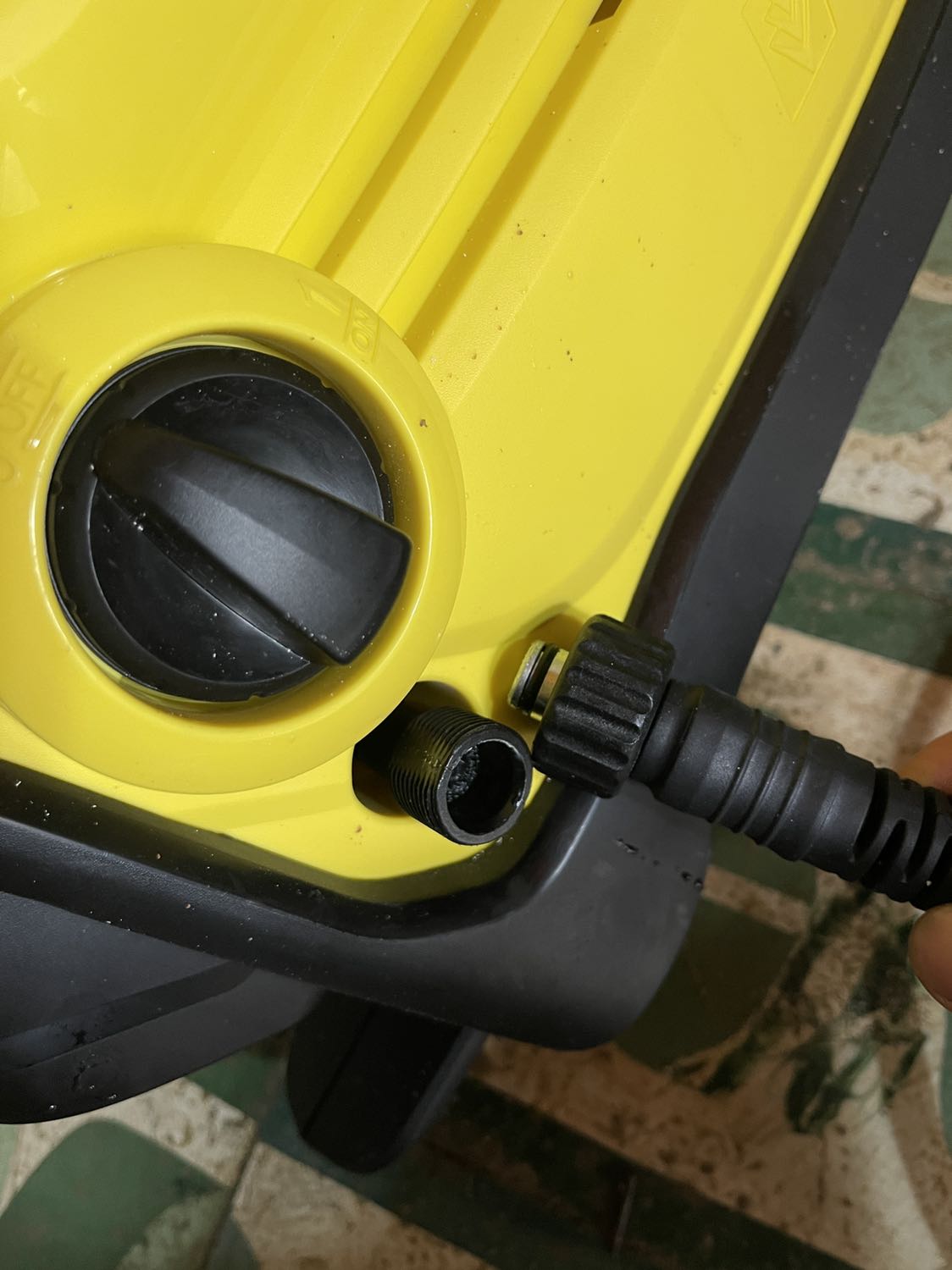 Dùng rất thích, mua lần thứ 2 để dùng ở quê, nhưng hãng SX nên tính toán lại vị trí lắp từ body ra cần xịt, chỗ lắp này khá vướng công tắc on/off, dùng nhiều tháo ra tháo vào khá vướng tay Dùng rất thích, mua lần thứ 2 để dùng ở quê, nhưng hãng SX nên tính toán lại vị trí lắp từ body ra cần xịt, chỗ lắp này khá vướng công tắc on/off, dùng nhiều tháo ra tháo vào khá vướng tay