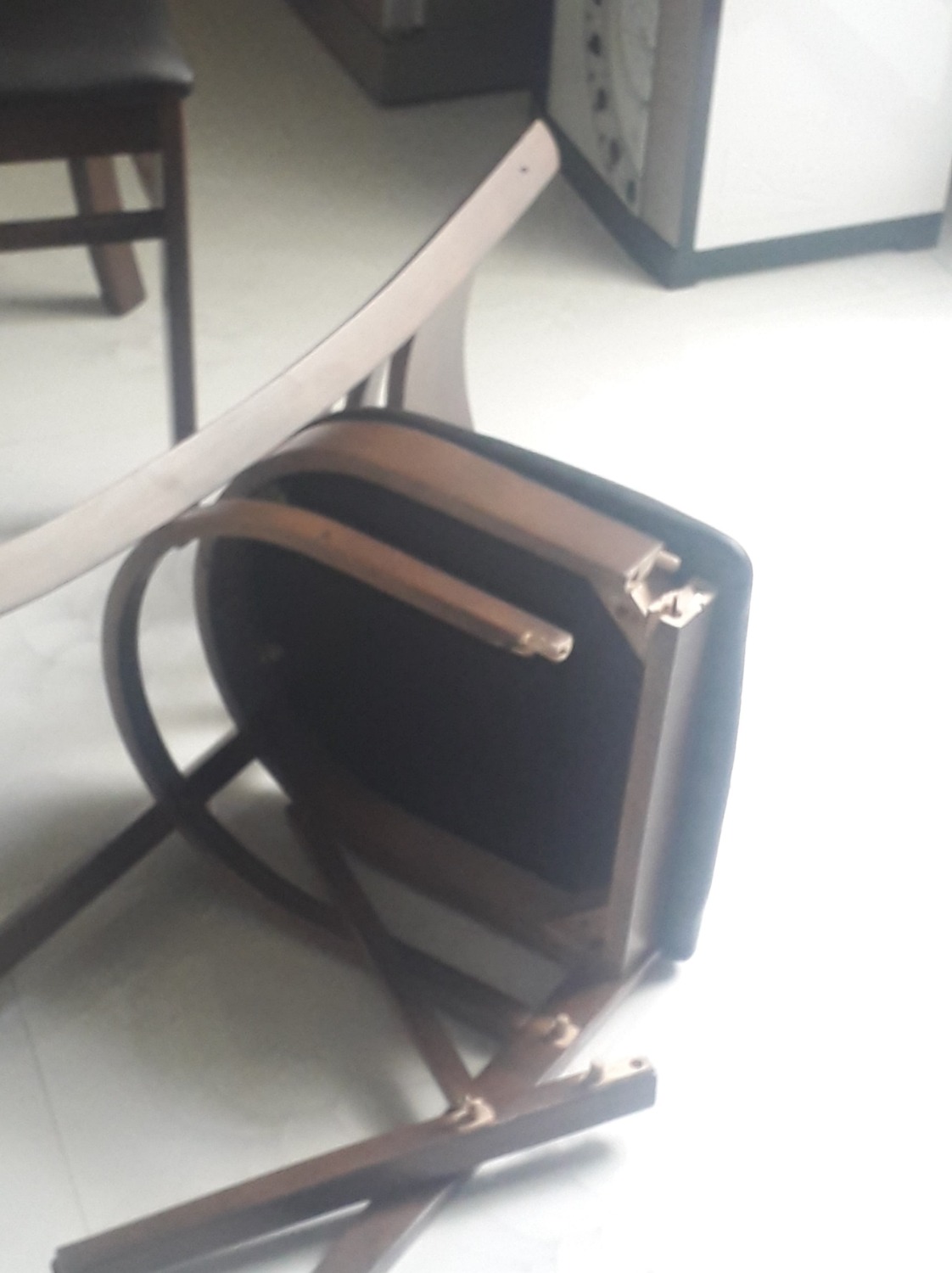 Bộ bàn ăn nói trên khi giao hàng về tận nhà tôi thì sản phẩm bên cty đã bị trầy xước, gãy nát. Một số ghế cũng bị lung lây các hạng mục. Vì vậy tôi yêu cầu phía công ty đổi bộ khác để tôi kịp sử dụng. Cảm ơn