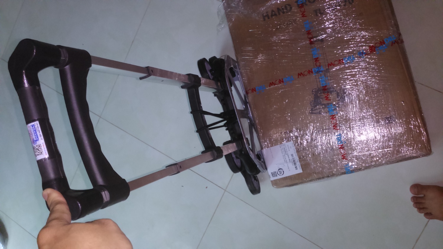 Đúng hàng chính hãng, tự kích hoạt bảo hành điện tử. Bánh xe có độ bám tốt (không bị trượt khi leo cầu thang, nhưng sẽ dễ bị mòn). Đã kéo thử 30kg thì thấy xe cứng cáp. Đáng để dùng. Nhưng có nhược điểm là bung cái càng đỡ hơi cứng, dễ mòn khớp chỗ này và thiếu tờ hướng dẫn sử dụng. Đúng hàng chính hãng, tự kích hoạt bảo hành điện tử. Bánh xe có độ bám tốt (không bị trượt khi leo cầu thang, nhưng sẽ dễ bị mòn). Đã kéo thử 30kg thì thấy xe cứng cáp. Đáng để dùng. Nhưng có nhược điểm là bung cái càng đỡ hơi cứng, dễ mòn khớp chỗ này và thiếu tờ hướng dẫn sử dụng.