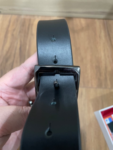 Dây màu đen này bản hơi to nên khó luồn vào mặt khoá. Lắp vào hoặc rút ra đều phải kéo mạnh thì mới được. Rủi ro dùng lâu dài chắc sẽ trầy xước da 2 bên viền. Đề nghị nhà Sx làm dây bản nhỏ hơn chút hoặc làm khoá to ra để luồn dây dễ dàng hơn.