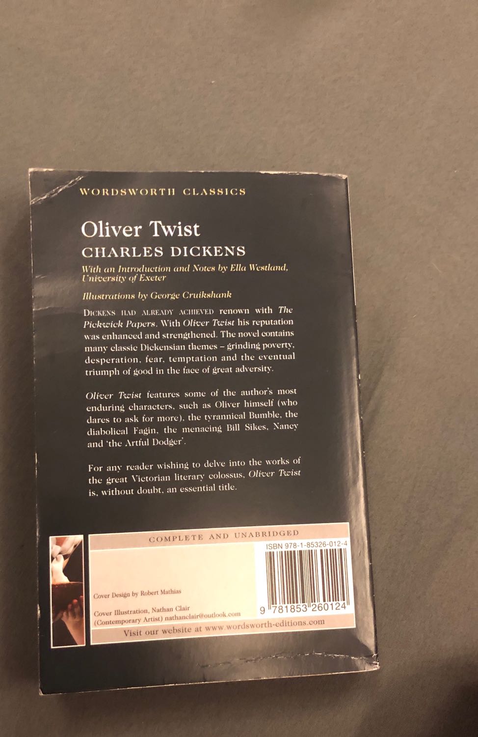 Mình đọc được một nửa rồi nên lúc chụp, nhìn sách hơi cũ:))) lúc mới về sách đẹp lắm nhé, tuy nhiên hơi khó đọc nếu bạn không quen đọc các tác phẩm classic bằng tiếng Anh. Bạn nào học ngon B2 chưa chắc hiểu hết nội dung. Ngôn từ và cách hành văn cổ sẽ phù hợp với những bạn yêu văn học cổ điển, hơn là những bạn mua về để học tiếng.