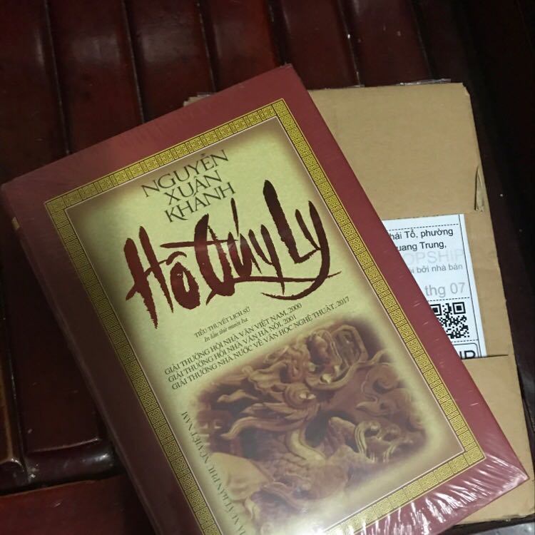 Sách còn nguyên màng co, đóng gói và vận chuyển đều tốt.
Nội dung thì đỉnh cao rồi. Đây là cuốn thứ 3 mình có. Vì hay tặng bạn bè.
Bạn nào yêu thích tiểu thuyết lịch sử không nên bỏ qua nhé.