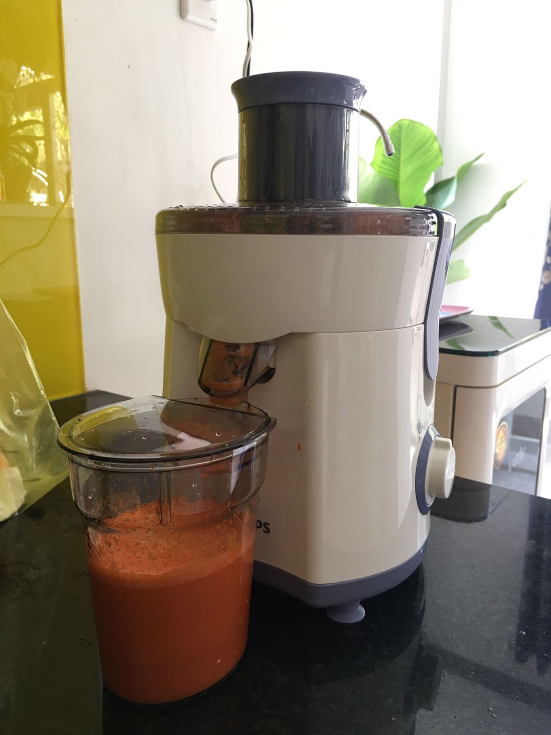 Máy kêu khá to, ép cà rốt rất nhanh, vẫn còn lợn cợn một chút bã nhưng ko sao. Ngăn chứa bã hơi nhỏ phù hợp với gd ít người. Máy nhỏ gọn, đẹp mắt. Giao hàng cực nhanh, mình ở daklak mà đặt 2 ngày là nhận đc.