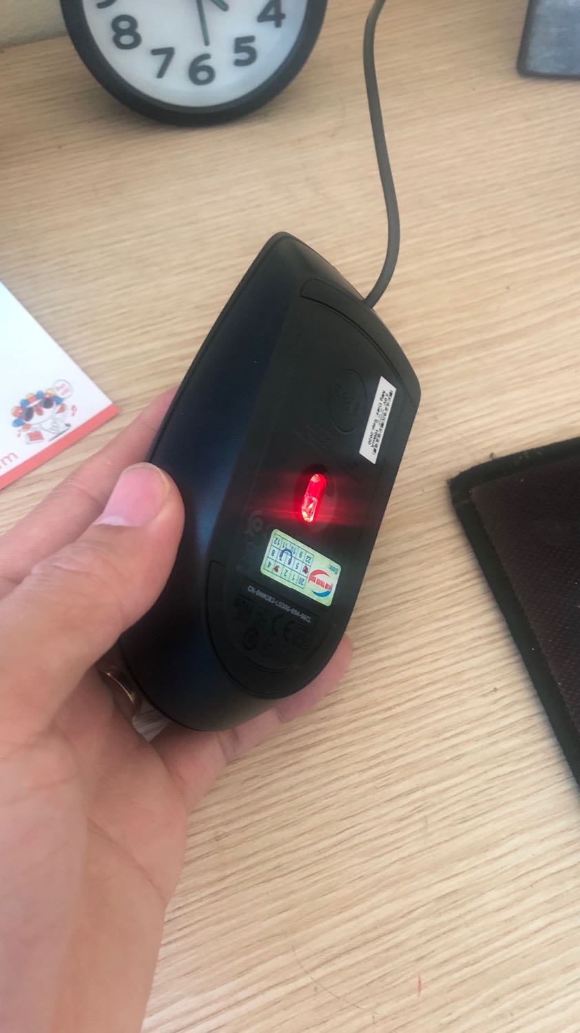 Chuột không có tem FPT. Vỏ hộp thì làm giả FPT nhập. Shop nhập hàng không rõ nguồn gốc, dán tem cửa hàng. Sau một thời gian sử dụng: không nhậy, bấm khá cứng tay. Shop đã bán rất nhiều sản phẩm chuột dell, mình thấy số sản phẩm mua nhiều nên tin tưởng đặt mua. Không ngờ được chuột Fake, rõ chán . Shop làm ăn không có tâm.