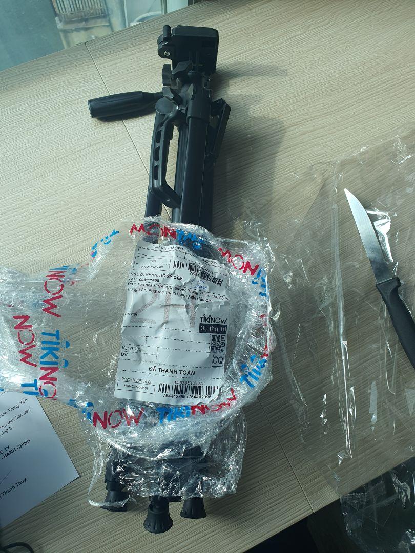 Giao ko đúng sản phẩm, khác xa so với mô tả quảng cáo, xước, ko có remote, ko có kẹp điện thoại kèm theo. Yêu cầu thu hồi đổi lại đúng mã đã đặt hàng