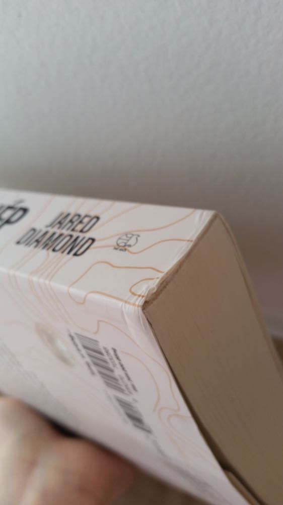 Sản phẩm lúc giao đến cho mình là bị xước với cả rách nhẹ chỗ gáy sách. Tiki thường đóng gói sách không bọc, lót kỹ nên bìa sách thỉnh thoảng bị xước với cong cong. Liên hệ Tiki hỗ trợ thì shipper đến nhà thu hồi để Tiki kiểm tra đổi sản phẩm mới cho mình. Thu hồi thì nhanh đấy, nhưng đến nay đúng 1 tuần rồi vẫn chưa thấy sản phẩm thay thế mới đâu. 

Tiki gửi *** thông báo là giao sản phẩm trễ hơn dự kiến 1-3 ngày, đúng 3 ngày sau vẫn chưa thấy đến giao. Mình lại gửi *** khiếu nại thì tiếp tục nhận được phản hồi sẽ giao hàng trong vòng 1-3 ngày tiếp theo. Và hôm nay vừa đúng 1 tuần từ ngày shipper đến thu hồi sản phẩm. Lên xem hành trình đơn hàng thì thấy từ hôm 16/2 là nằm yên một chỗ không di chuyển gì cả. Giao hàng JNT này mình bị mấy lần rồi, phải nói là tệ. 

Lần này Tiki xử lý mình chẳng hài lòng tí nào. *** nào Tiki cũng bảo mong khách hàng thông cảm nhưng cách xử lý đơn đổi trả sản phẩm lỗi thế này thì làm sao thông cảm được đây.