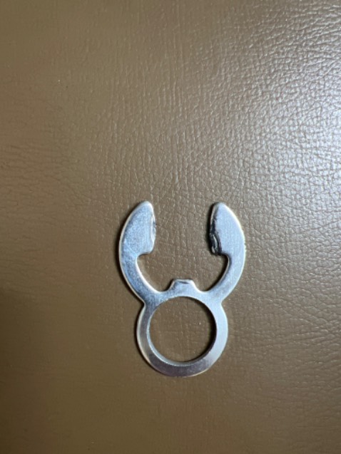 Cái kẹp ở bàn đạp bị lỏng, cứ đạp được mấy vòng lại rơi ra ngoài, đề nghị cửa hàng gửi đổi cho cái mới