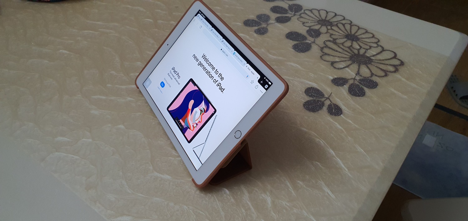 Mình mua màu da bò cho iPad Air 2 (bản cellular 64GB). Tiki giao rất sớm, đóng gói cẩn thận. Ốp chất lượng khá tốt, chức năng tự khóa màn hình khi gập ok. Phần cao su ốp vào máy hơi lỏng lẻo so với ốp cũ của mình. Tuy nhiên giá khá rẻ nên cũng thấy ok.