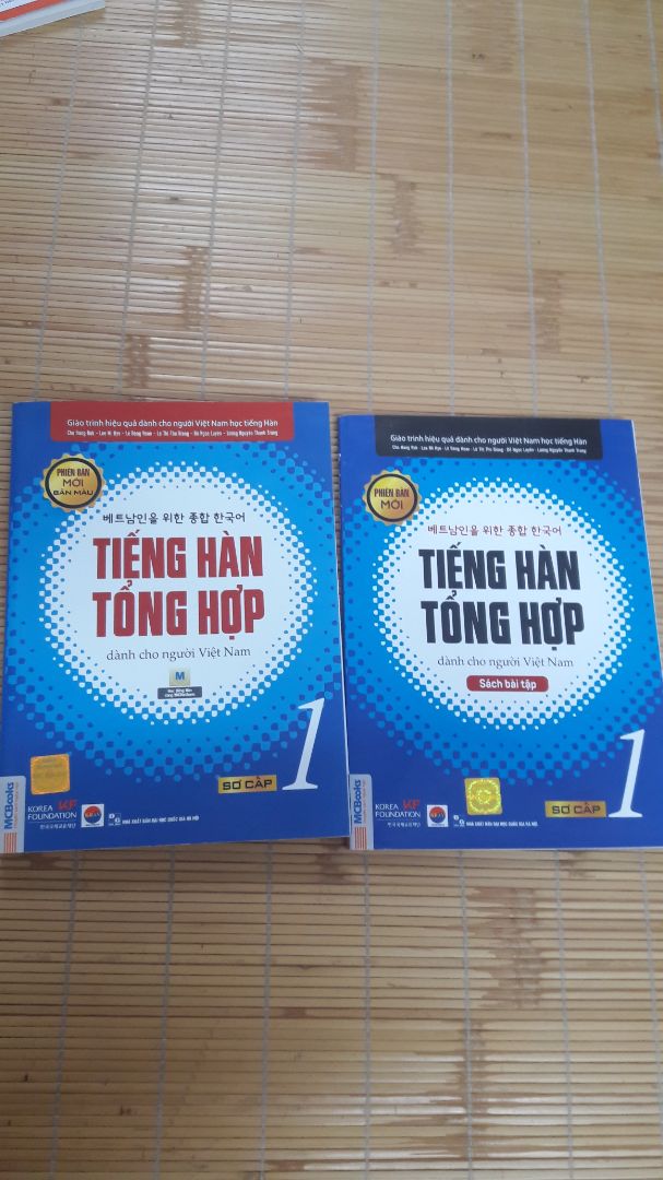 là hàng của tiki trading nên mình rất yên tâm về chất lượng và không ngoài mong đợi, sách có màu nên rất đẹp và dễ hiểu, kiến thức được giải thích cặn kẽ, đầy đủ, chỉ tiếc cuốn sách bài tập không có màu nên hơi hụt hẫng.