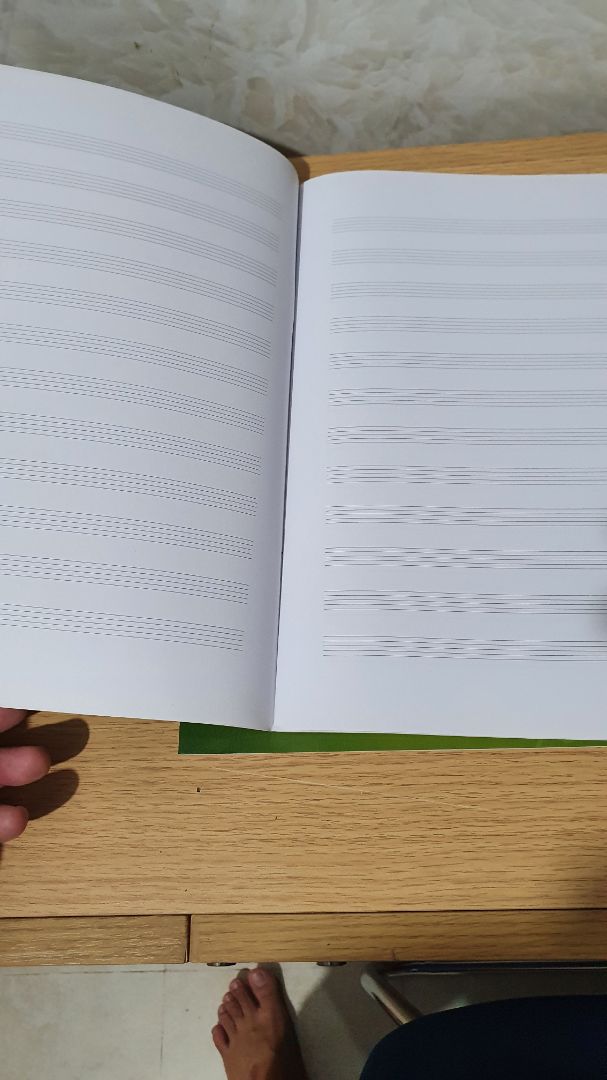 Sách giấy đẹp trình bày rõ, giao hàng nhanh. Không có khóa sol rất tiện cho việc học kí âm.