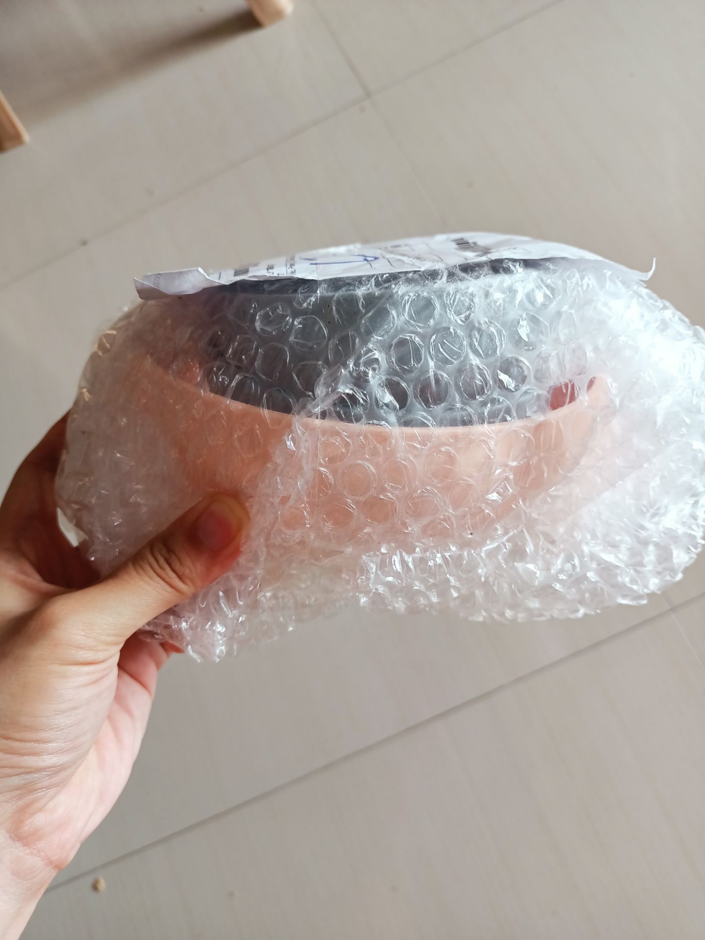 tô giao màu hồng đúng phân loại, đẹp.
mà shop gói hàng nhận cái hết hồn lun, đó giờ mới thấy zị lun ák,  thấy kiểu như nơi nguy hiểm nhất là nơi an toàn nhất zị ớh.
may sp nhận đc nguyên venn nê  vẫn cho ship 5 sao nhé