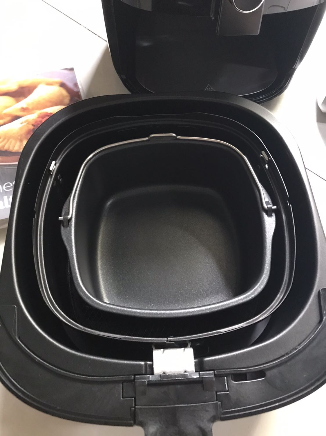 Nồi chiên ổn, quà tặng kèm theo đầy đủ, nồi hoạt động có tiếng máy chạy nhg khá êm, không quá to. 
Đánh giá 1 sao do dịch vụ giao hàng của Tiki, đơn hàng giao chậm hơn dự kiến. Đến lúc giao thì ng giao hàng giao không đúng địa chỉ, bắt khách hàng ra bê hàng về, nhất định không giao đúng địa chỉ đã ghi và bảo là "do đơn hàng cồng kềnh", nhà mặt tiền đường lớn không bị vướng víu, phong toả gì. Dịch vụ  giao hàng của Tiki quá tệ.