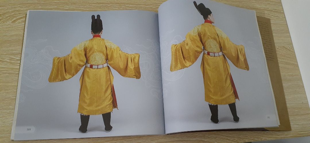 sách siêu đẹp luôn mọi ng ảnh bên trong thì sắc nét rõ ràng Nội dung ngắn gọn dễ hiểu có chỉ cả cách mặc của các kiểu Áo đây là một trong ít các cuốn sách ghi chép về Việt phục các bn nào mê Việt phục chắc chắn phải đọc qua cuốn này để bt thêm