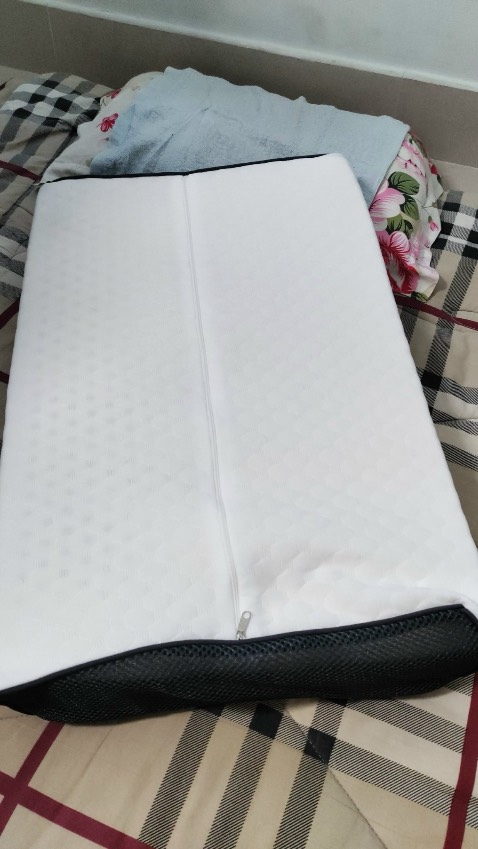 Gối vừa tầm mình, nằm êm cũng thích mà mới 2 3 bữa lão chồng giật mất tiêu luôn còn bảo gối này thấp để anh đi