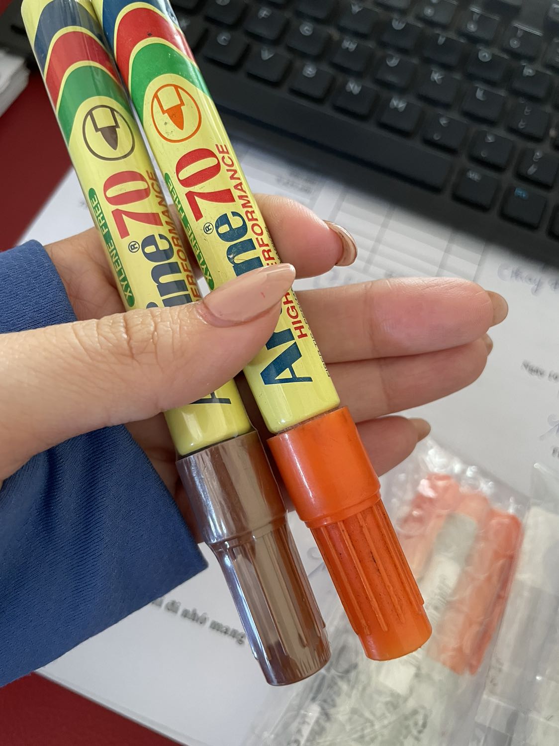 Mua Mấy cây viết mà có cây màu cam nhìn cũ như đã sử dụng rồi vậy á, lem luốt, vỏ cũ,... nói chung khá thất vọng về sản phẩm