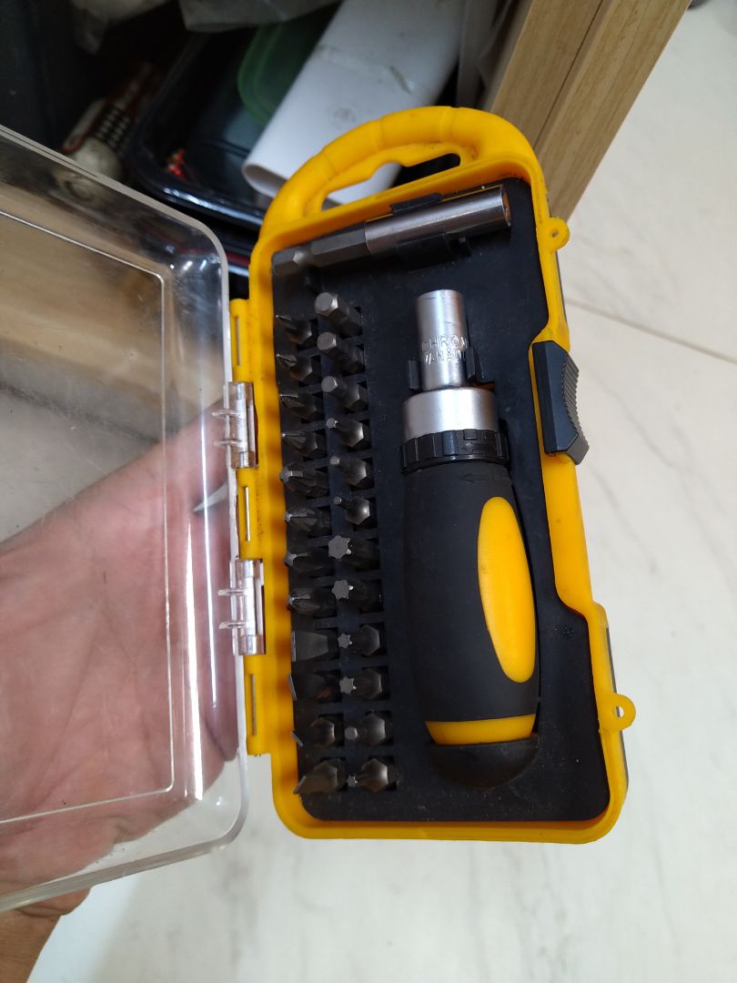 Ko mắc lắm. Tiện dụng. Thân vít hơi to với những lỗ sâu. Có xiết trái/phải. Mua bộ này với bộ vít xiaomi là đủ chơi.