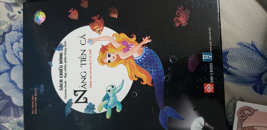 ***
Kèm link âm thanh cho mọi người trải nghiệm. Được nghe truyện, tối tắt đèn kể trước ngủ, các bạn nhỏ nằm im re nghe. Lại không cần bật smartphone lên xem, mà chăm chú nhìn vào hình chiếu bóng. 2 bé ở nhà bỏ đt, đọc sách, mừng ghê nơi. 
Đọc sách sáng tạo, giúp con xa smartphone.