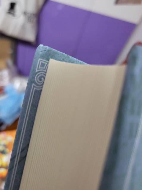 Giao hàng không cẩn thận, hộp bị móp hẳn 1 bên, hư góc sách...