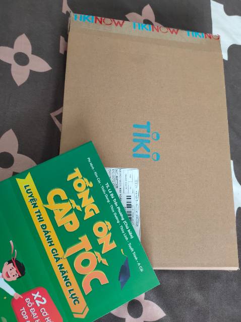 Giao hàng nhanh, sảm phẩm rất đẹp, sách có lời giải kỹ càng chi tiết. Nhưng có 1 điều là hơi ít đề minh họa, nếu có thể có thêm 1 quyển đề hay thêm 5 đề nữa thì hoàn hảo 👍
