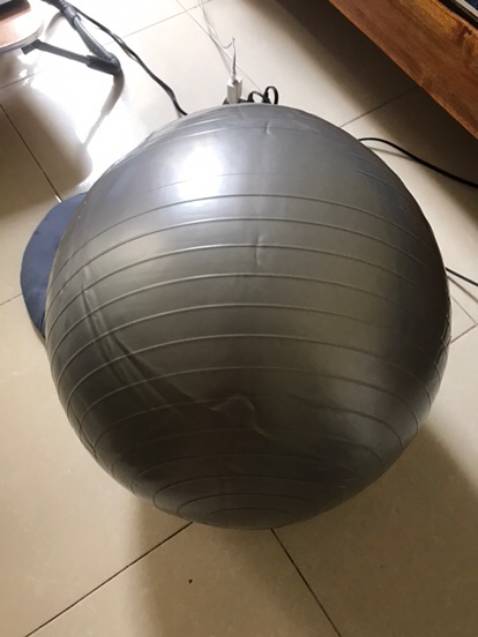 chất lượng ok , bóng dày mỗi tội giao hàng hơi lâu và bơm bóng bằng tay cũng khá mệt , tìm lòi mắt mới thấy nút bóng. Mọi người chú ý nút bóng cũng chính là van để mình bơm khí vào, nó giống kiểu cái chốt màu trắng, để nắp lại cho dễ.

Nói chung là Bóng dày dặn, dùng rất thích, lúc đầu sợ nổ nên bơm xong lại phải rút bớt hơi ra. Cảm ơn, cảm ơn, cảm ơn!