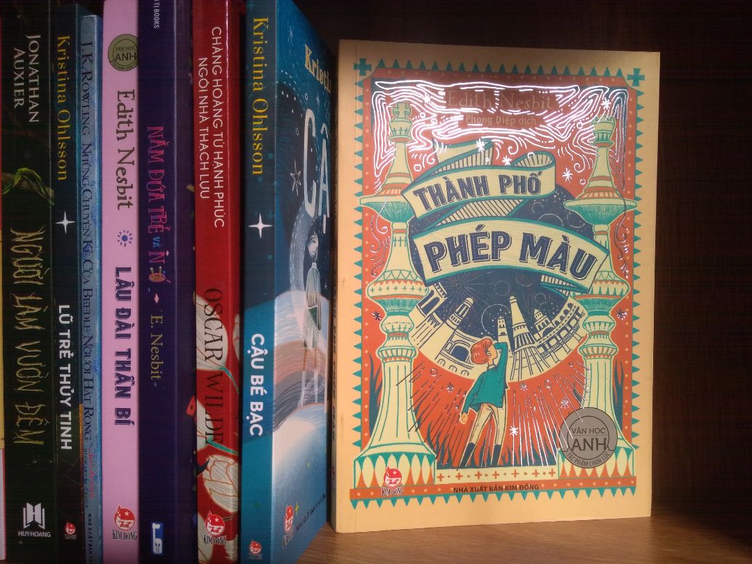 Từ khi còn nhỏ, có bao giờ bạn lắp ráp và xây dựng nên một mô hình rồi mơ ước nó biến thành thật và mình trở thành một nhân vật trong đó chưa? Nếu có thì xin chúc mừng, bạn nên đọc câu chuyện này!!! Cực kì hấp dẫn, cực kì lôi cuốn, đầy những chi tiết ngạc nhiên và thú vị cũng như câu chuyện rất đậm chất thơ. Mô típ về hành trình của nhân vật chính thì hơi dễ đoán, biết sao được vì sách được viết từ những năm 1910 rồi mà, nhưng mà đến cuối khi hành trình tìm hiểu nhân vật phản diện kết thúc thì mọi người sẽ hơi bất ngờ đấy, sẵn sàng chưa nào??? Về truyện của Edith Nesbit thì độ trong sáng thơ ngây nhưng cũng cực kì hấp dẫn và lôi cuốn thì khỏi phải bàn rồi. Qua những thử thách trong hành trình dần dần giúp cho cậu bé Philip và cô bé Lucy dần trở nên gắn kết hơn, mặc dù từ đầu truyện cả 2 cứ như kẻ thù của nhau :))) tóm lại trong 3 chữ: sách rất hay.