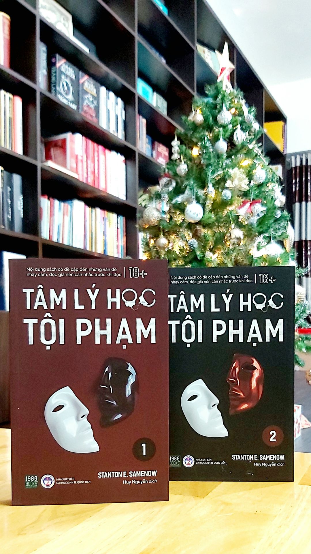"Tiến sĩ Samenow bác bở một cách hợp pháp những lời giải thích về hành vi tội phạm đồ lỗi cho hoàn cảnh, môi trường (xã hội, gia đình, truyền hình bạo lực, ...). Ông đưa ra những lời khái quát, sâu rộng và luôn cung cấp những bằng chứng xác đáng ủng hộ quan điểm của ông: Tất cả tội phạm đều vi phạm pháp luật một cách có ý thức và cố ý. Và điều quan trọng là chúng ta phải biết kẻ phạm tội là ai, làm thế nào và tại sao hắn lại hành động khác với những công dân có trách nhiệm. Từ sự hiểu biết đó, chúng ta có thể đưa ra những giải pháp hợp lý, nhân ái và hiệu quả."
It's great! Mình mua được giá cực yêu thương 68k hai cuốn, dịch vụ TikiNOW giao trong 2h. Sách đẹp như hình 🤩.